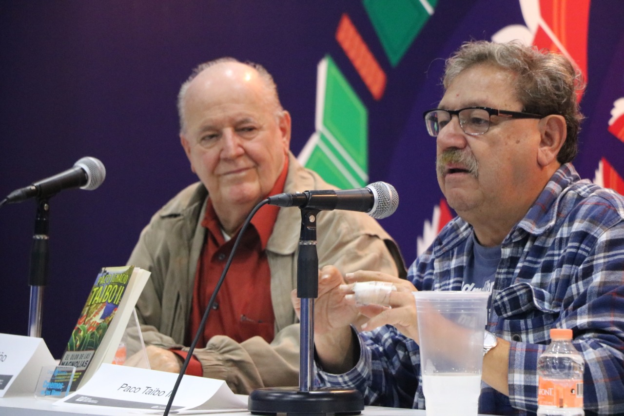El escritor y activista estuvo de visita en la Feria Internacional del Libro Monterrey para presentar su libro doble. (Gustavo Mendoza)
