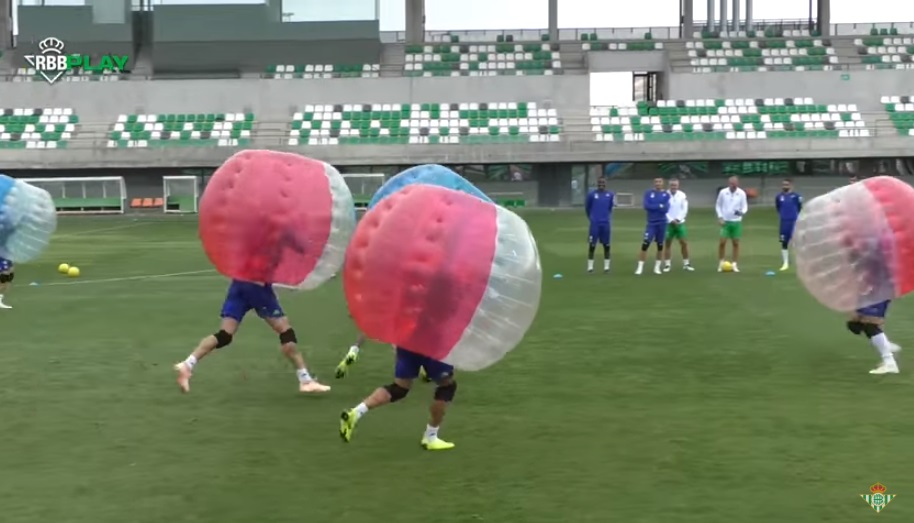 Los jugadores del Betis entrenaron dentro de unas burbujas inflables (YouTube Real Betis Balompié)