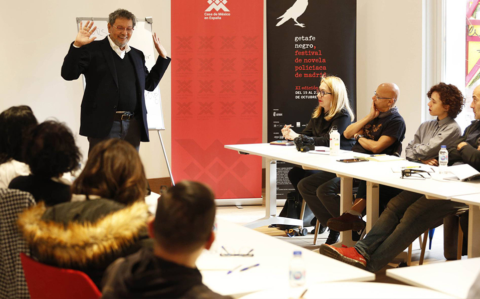 Élmer Mendoza impartió clases en Madrid durante el Festival Getafe Negro. Foto Cortesía Getafe