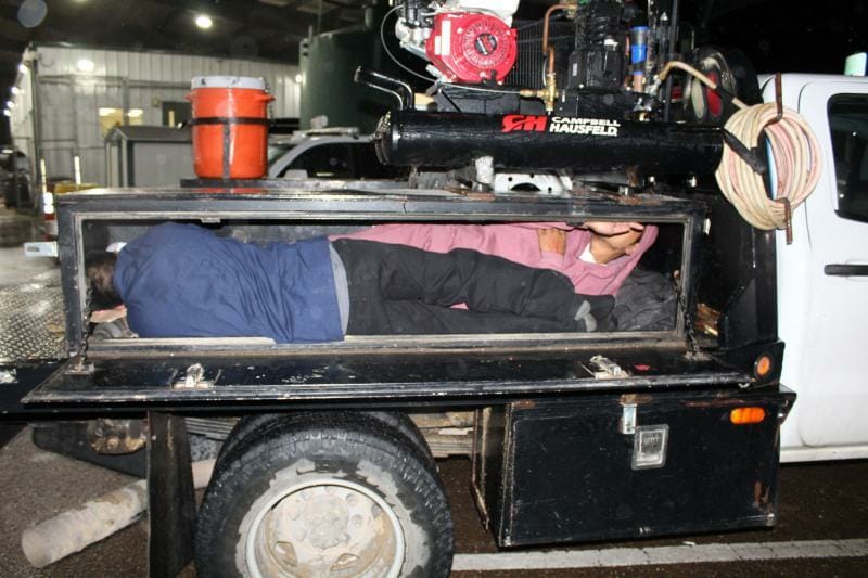 Los indocumentados viajaban ocultos en la caja de herramientas.