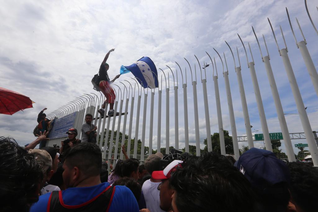 Migrantes hondureños pisan México. (Foto: Jorge Carballo)