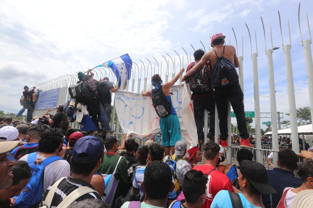 Migrantes hondureños pisan México. (Foto: Jorge Carballo)