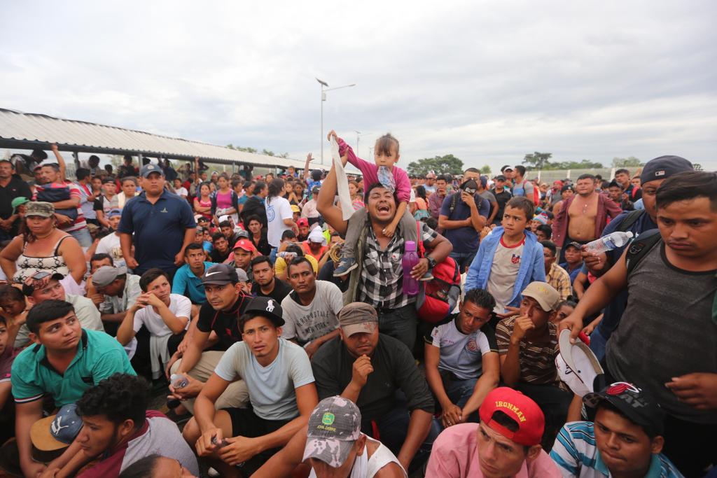 Miles de hondureños han esperado más de 10 horas en la frontera sur de México para ingresar al país. (Jorge Carballo)