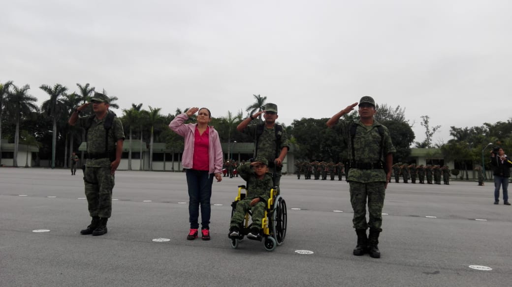 Niño con distrofia muscular, es soldado por un día