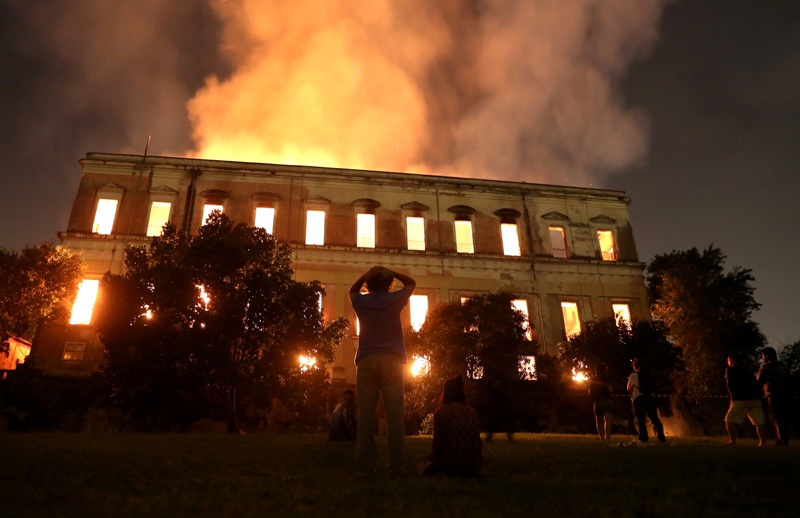 Personas ven cómo un incendio consume el Museo Nacional de Brasil en Río de Janeiro. (Reuters)
