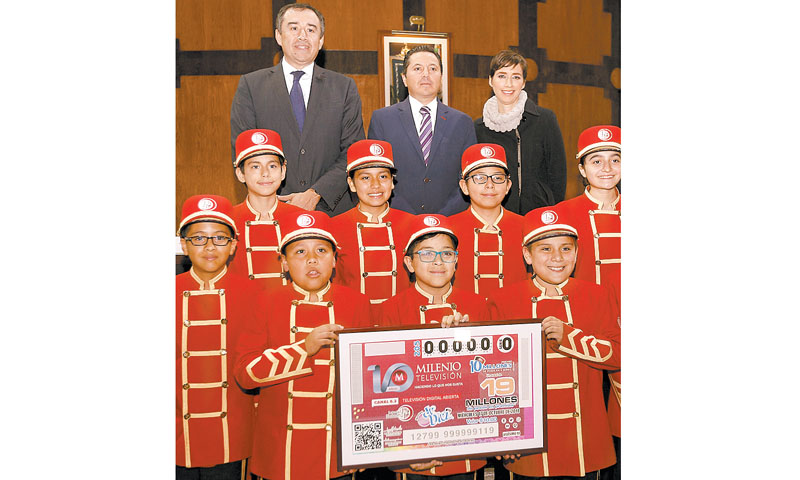 Rafael Ocampo, Octavio Villa y Paloma Lafuente, durante el sorteo. (Héctor Téllez)
