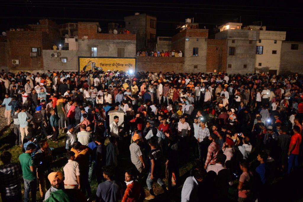 Un tren en India arrolló a una multitud que estaba sentada en las vías. (AFP)