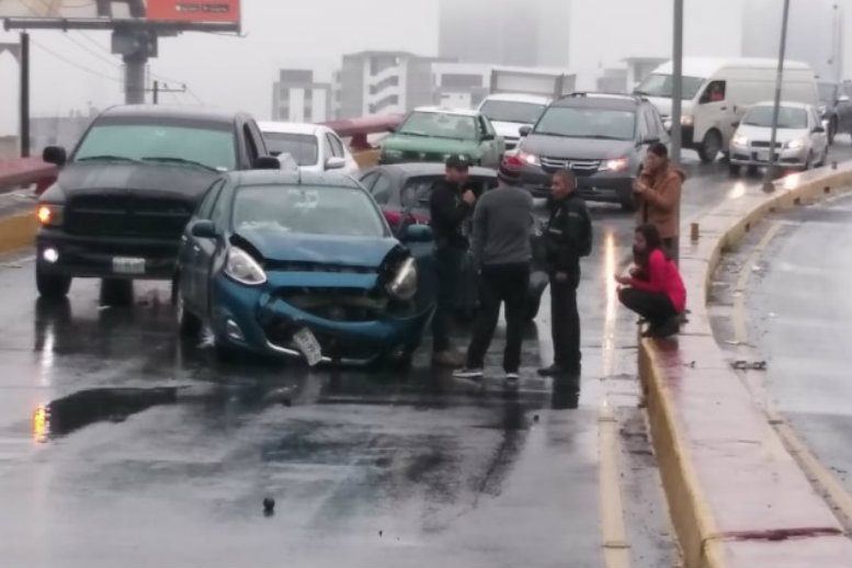 Una camioneta y dos autos participaron en el accidente múltiple (Foto: Especial)