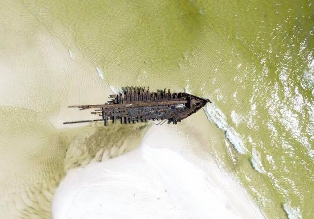 Los fuertes vientos del huracán 'Michael' hicieron que algunos barcos de 1899 quedaran al descubierto. (EFE)