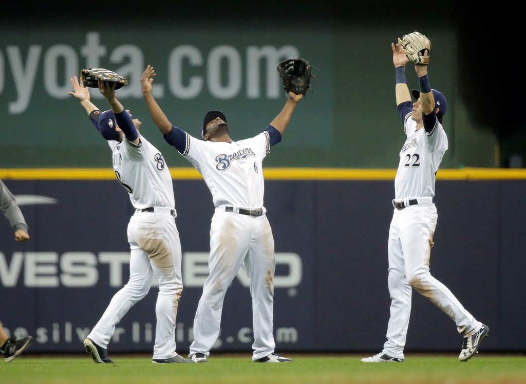 Jugadores de los Cerveceros de Milwaukee en festejo (Reuters)