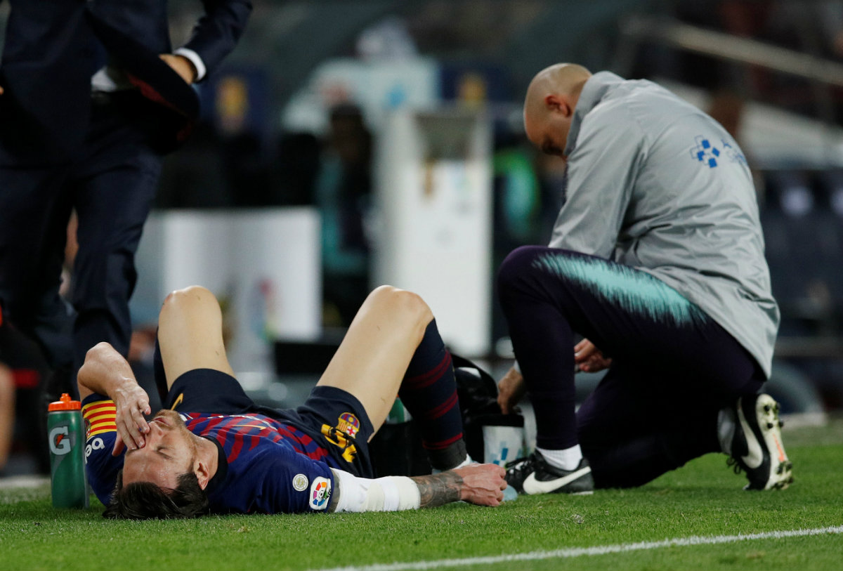 Messi sale lesionado del duelo ante el Sevilla (Reuters)
