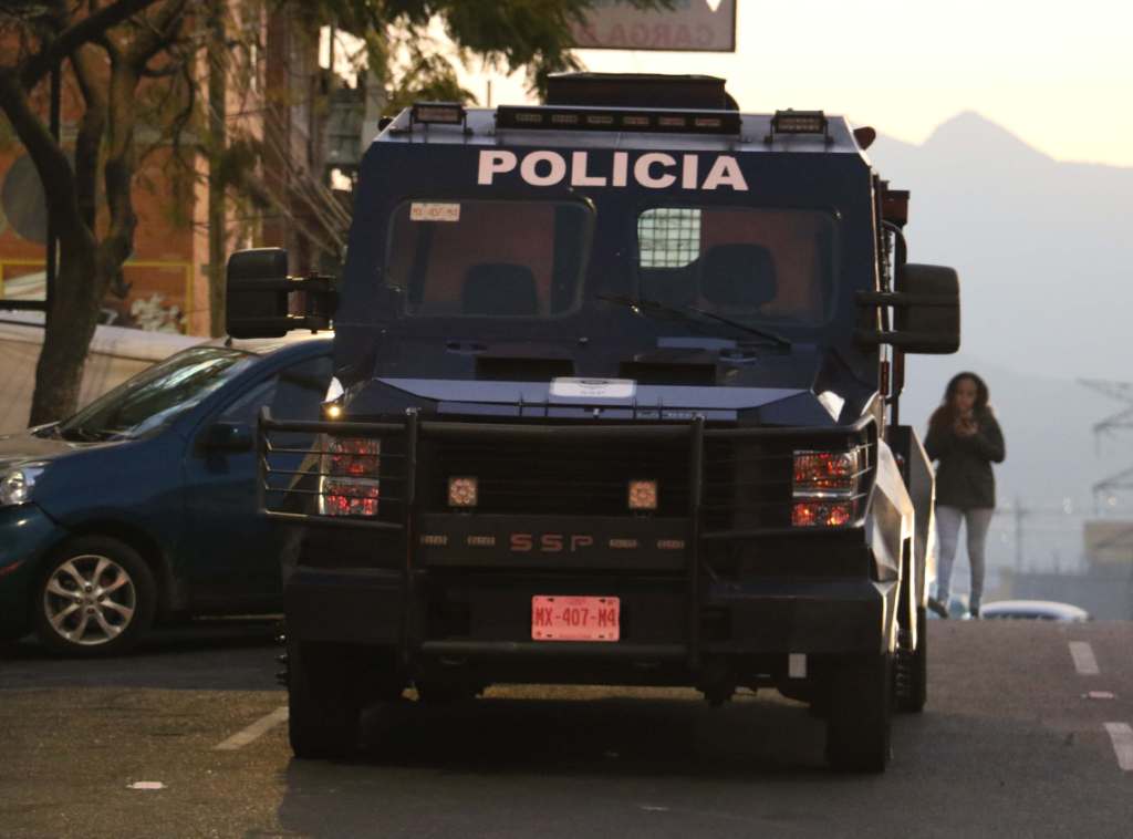 Los oficiales detuvieron a uno por robo a casa habitación y a dos más por cohecho. (Archivo Caurtoscuro)