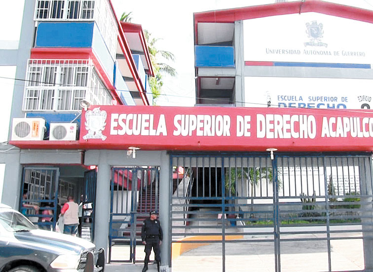 Policías resguardaron la escuela de Derecho. (Javier Trujillo)