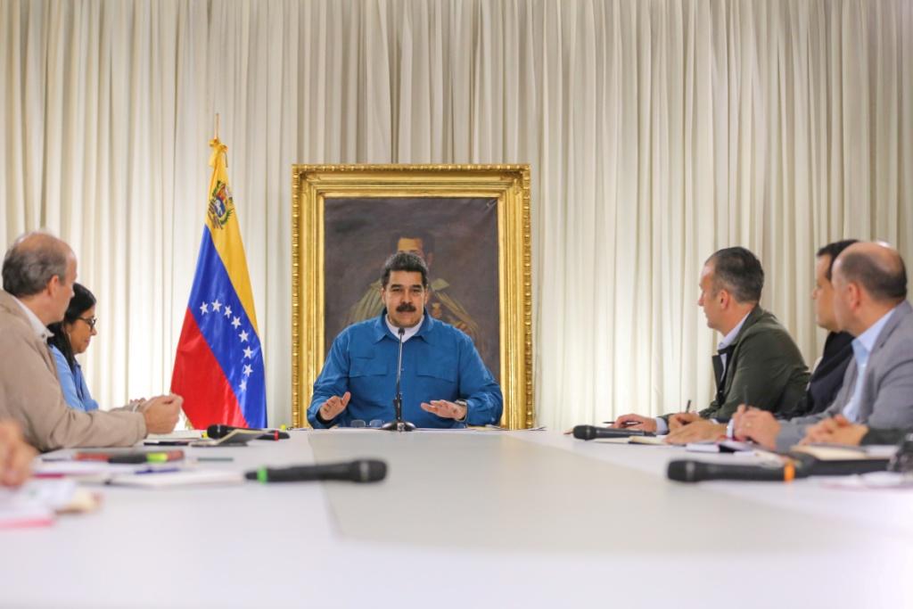 El presidente de Venezuela en reunión con sus ministros en Caracas. (Reuters)