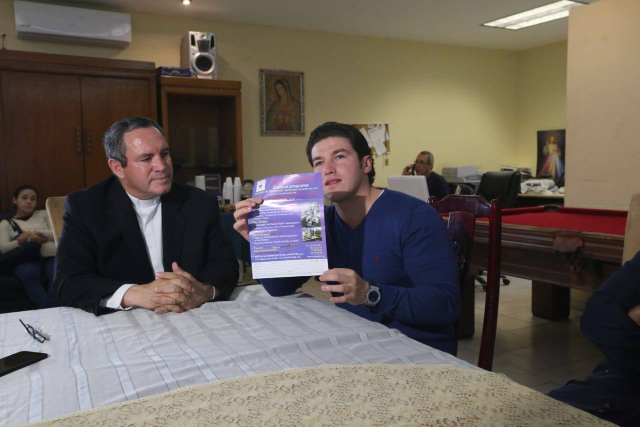 El senador Samuel García oficializó la entrega de recursos, que ascienden a 50 mil pesos. (Foto: Leonel Rocha)