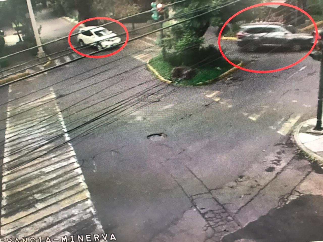 Las camionetas en que huyeron los agresores en casa de Norberto Rivera.