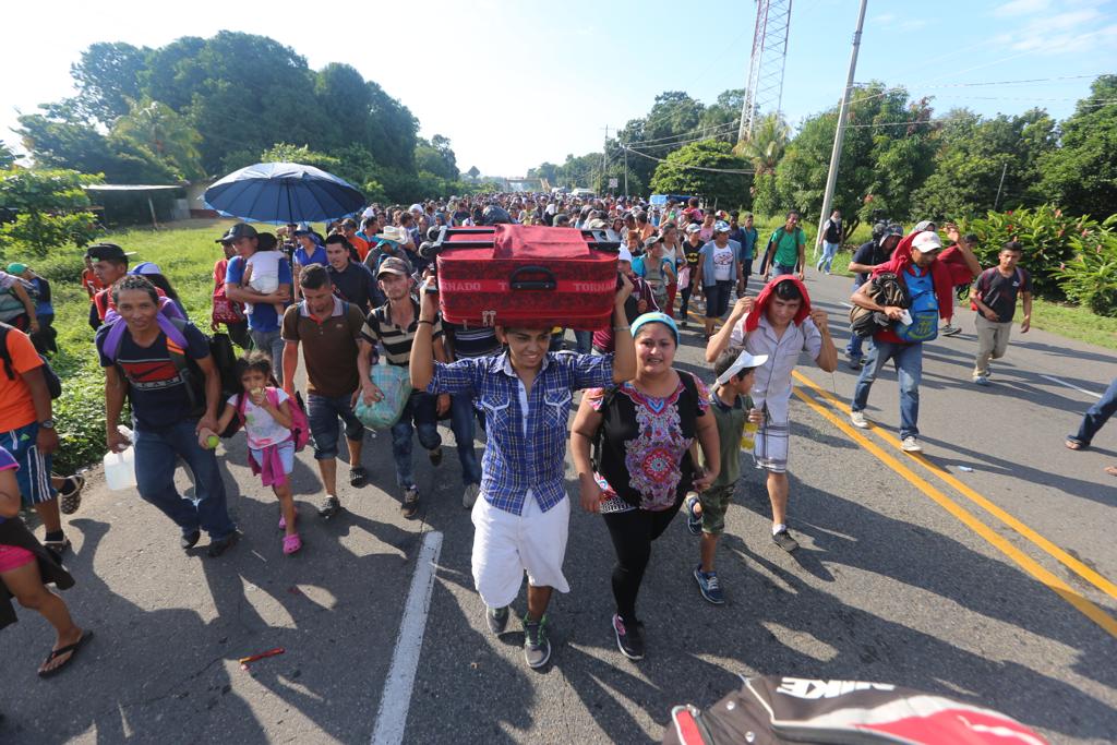 La caravana se frenó por un momento, pero las personas ignoraron la advertencia y continuaron su camino rumbo a Tapachula. (Jorge Carballo | Milenio)