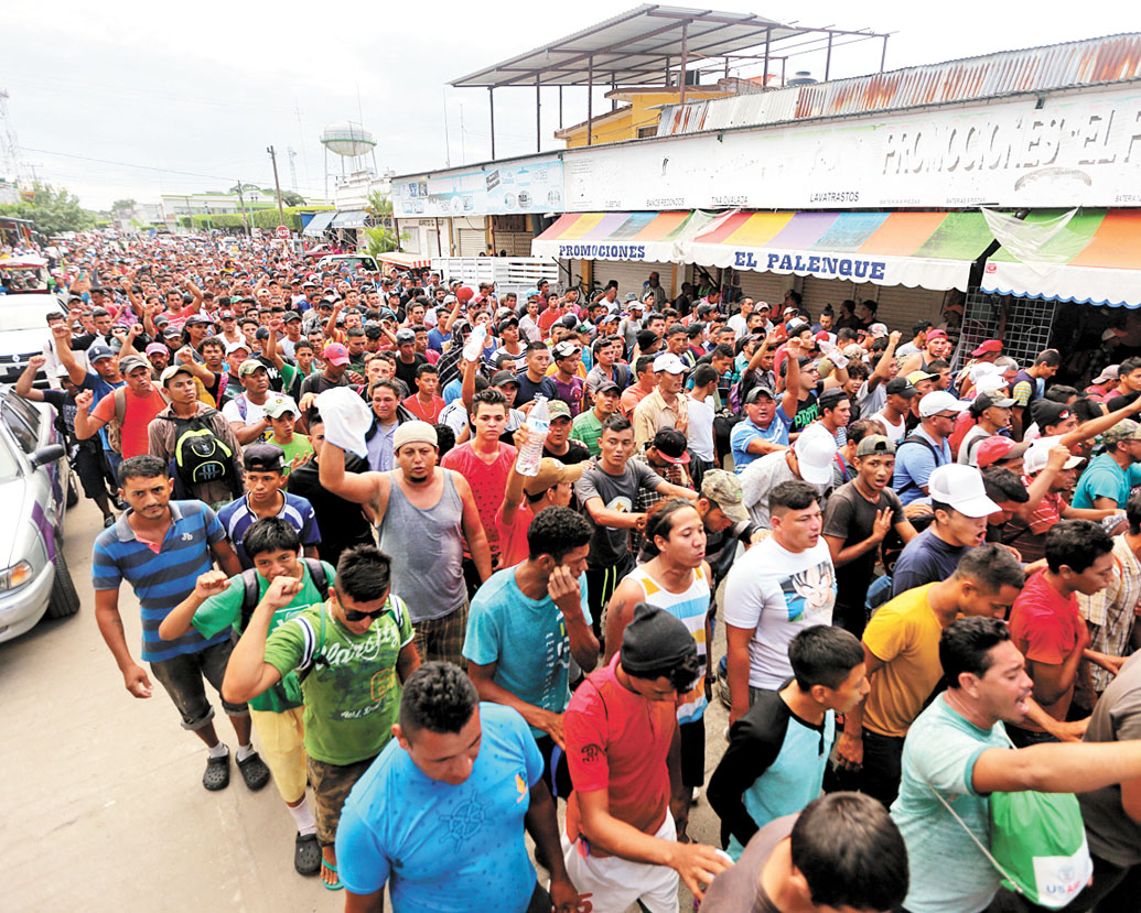 Ciudadanos centroamericanos caminan por Ciudad Hidalgo, México. (Jorge Carballo)