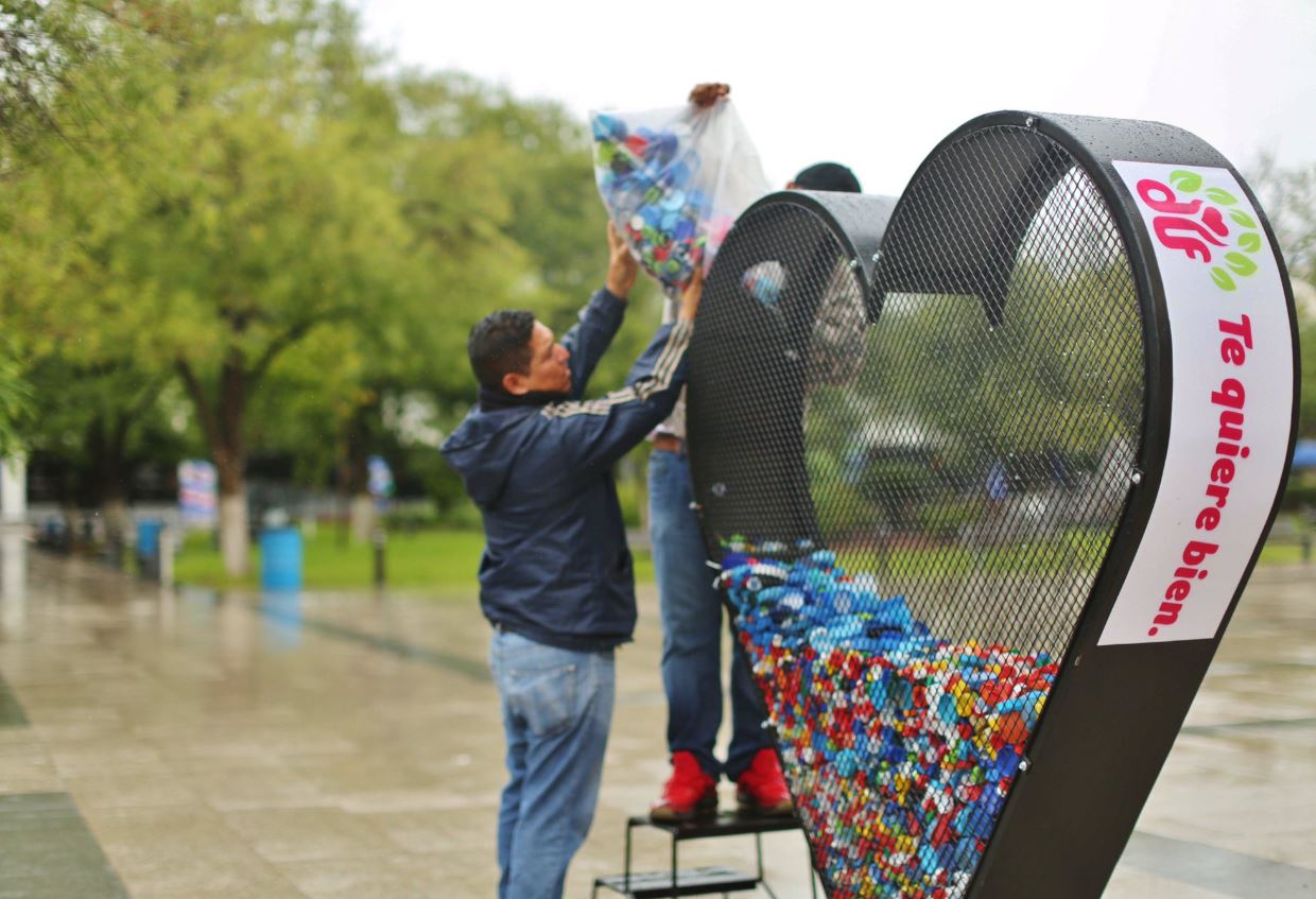 Se han creado estructuras con forma de corazón en apoyo del cáncer infantil y de mama a través de la recolección de taparroscas (Vía Twitter)