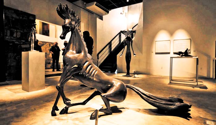 Con 63 esculturas de formato mediano, 25 máscaras, 25 litografías, dos tapices y nueve fotografías se revive el mundo onírico de la artista plástica.