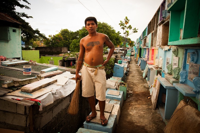 No hay estimaciones oficiales del número de "habitantes vivos" que hay en el cementerio católico de Manila Norte.