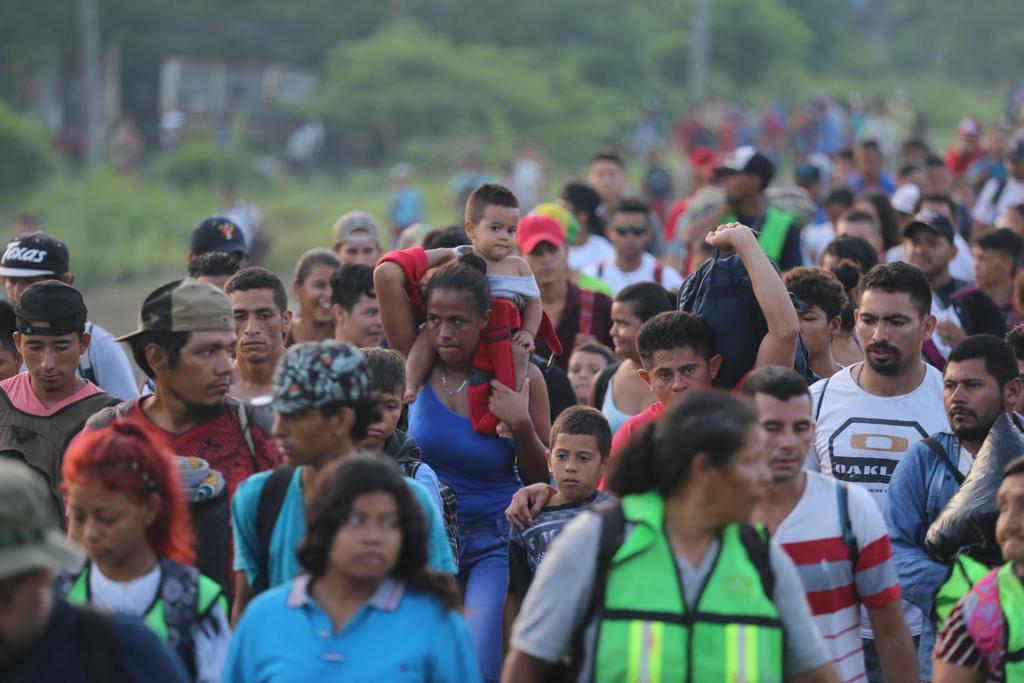 El grupo, de más de 2 mil personas, avanza por la carretera federal hacia Tapachula. (Jorge Carballo | Milenio)
