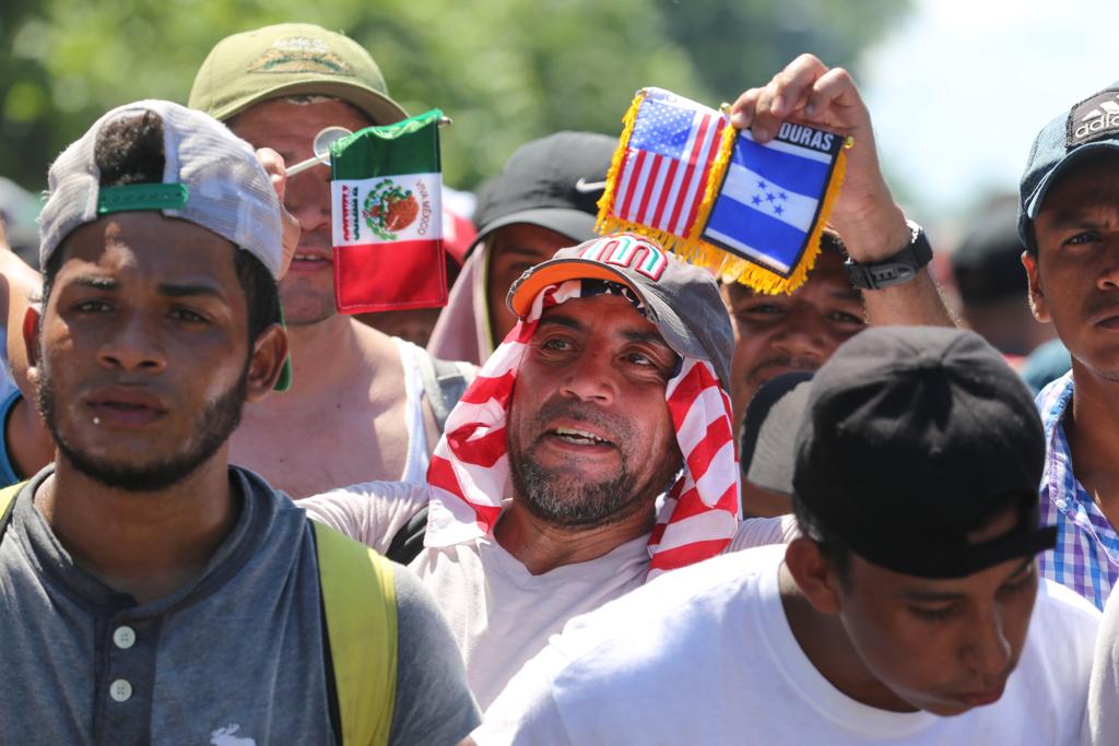 Los migrantes celebran jubilosos su generosidad gritando "¡México, México!" o también "¡Honduras!". Jorge Carballo
