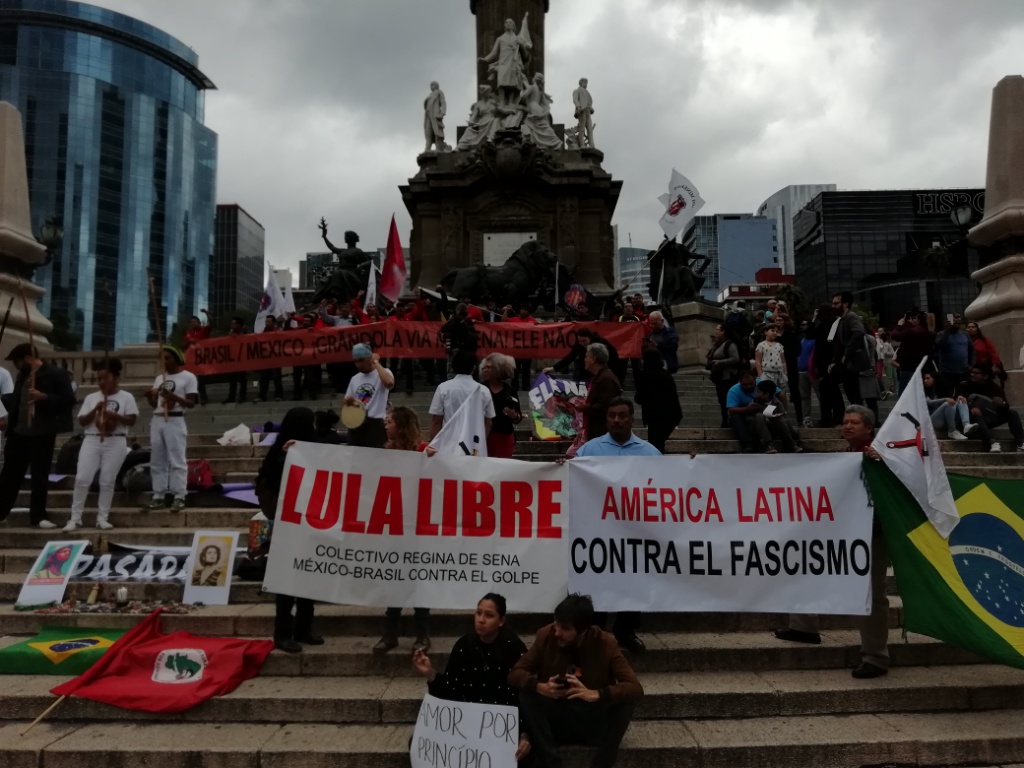 Cerca de 150 personas se manifestaron en contra del candidato de ultra derecha de Brasil. (Gabriel Ortega)