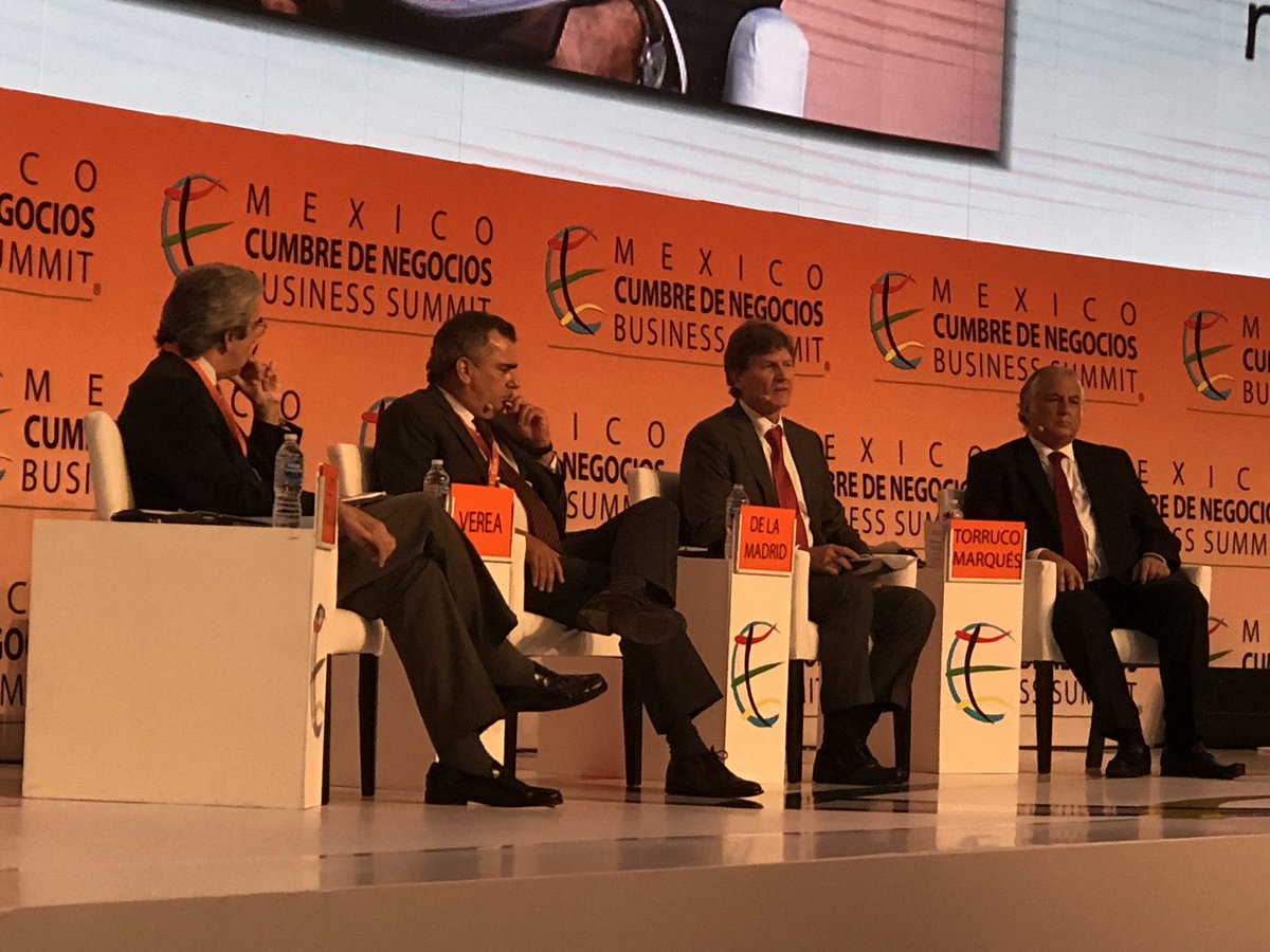 El actual secretario de Turismo, Enrique de la Madrid, y su sucesor, Miguel Torruco, en su participación en la Cumbre de Negocios. (Foto: @paulocarren