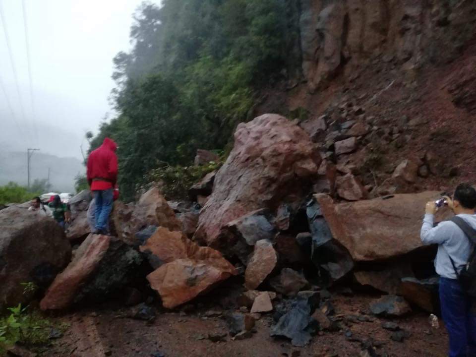 La carretera Zacatlán - Ahuacatlán en el km 20 se encuentra totalmente bloqueada debido a un derrumbe (@PC_Estatal)