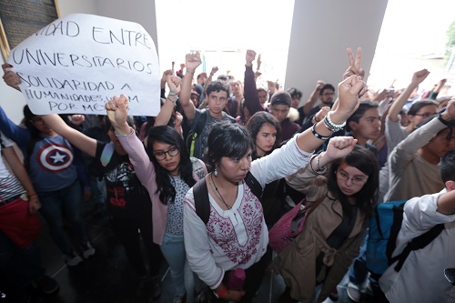 Un grupo de activistas protesta en contra de la violencia. (Archivo/Tania Contreras)