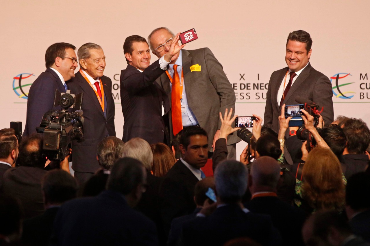 Peña tomó la foto sonriendo junto con el jefe negociador.  Fernando Carranza