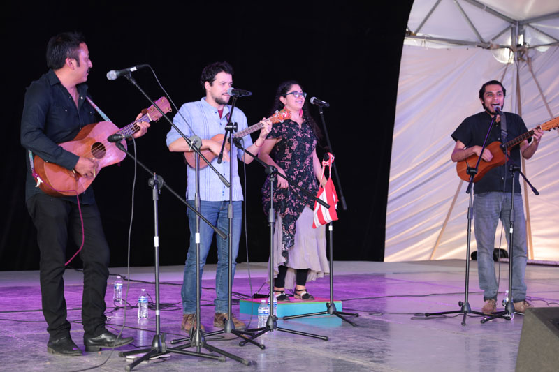 El público aprovechaba la música para deleitarse con un pulque o tacos de ximbó. (Maribel Calderón)