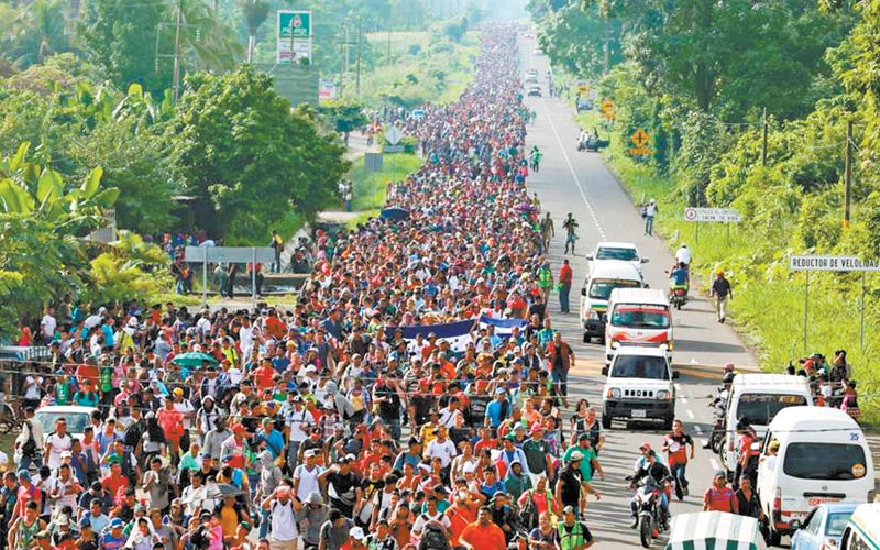 Durante su recorrido, los hondureños cantaban el himno de su país y ondeaban su bandera, pero también lanzaban vítores a México. (Jorge Carballo)