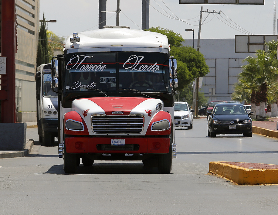 Los transportistas denuncian que el paso de combustible aumentó de mil 500 pesos a 2 mil 500 en un año. (Notivox Digital)