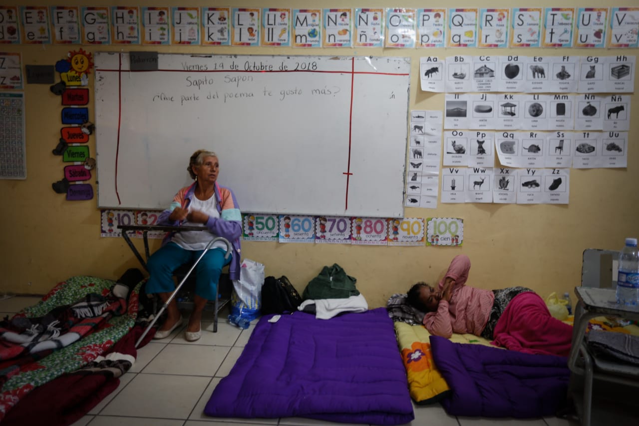 Algunos albergues fueron instalados en escuelas, donde se tuvieron que acomodar para dormir en salones. Araceli López