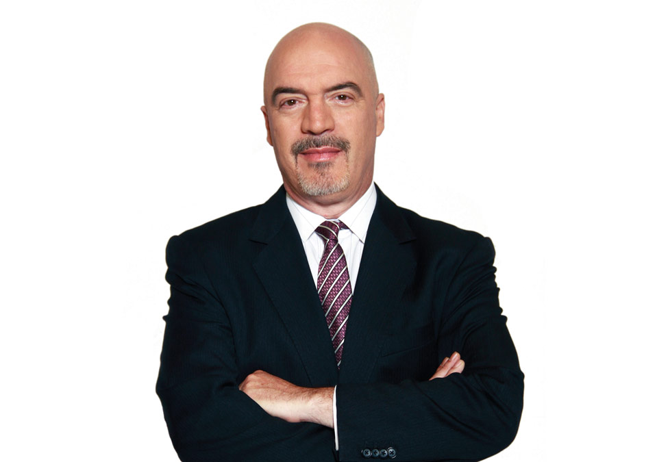 Carlos Puig, periodista y conductor del noticiero Con Puig a las 10.