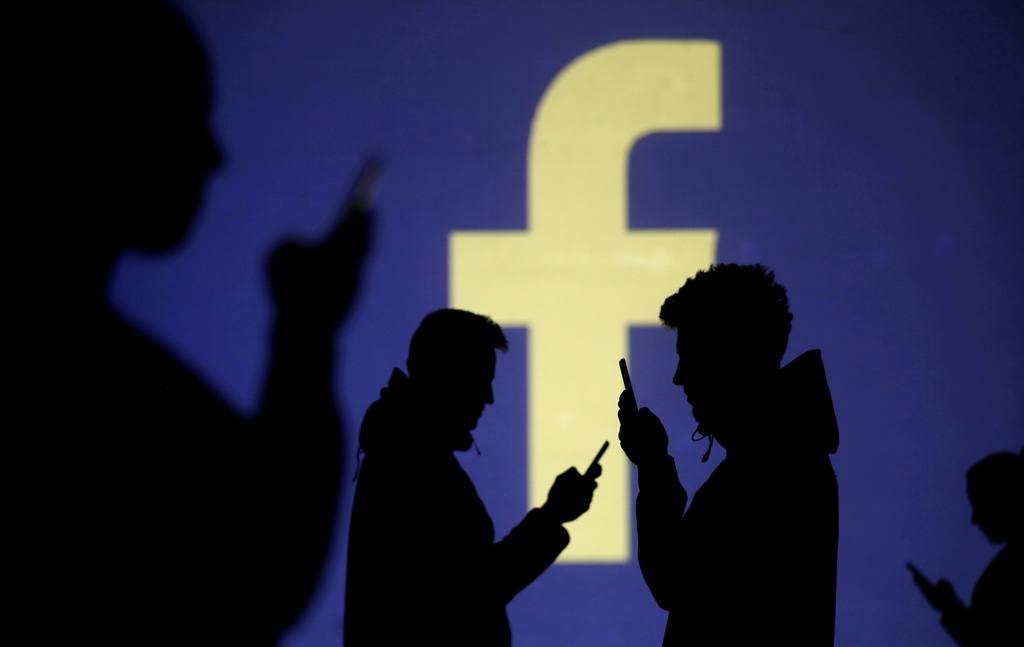 Facebook  cerró 68 páginas y 43 cuentas asociadas con el grupo Raposo Fernandes Associados. (Reuters)