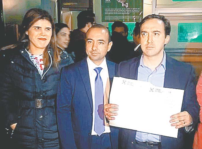 Hernán Salinas (con el documento) dijo que era un acto de congruencia.