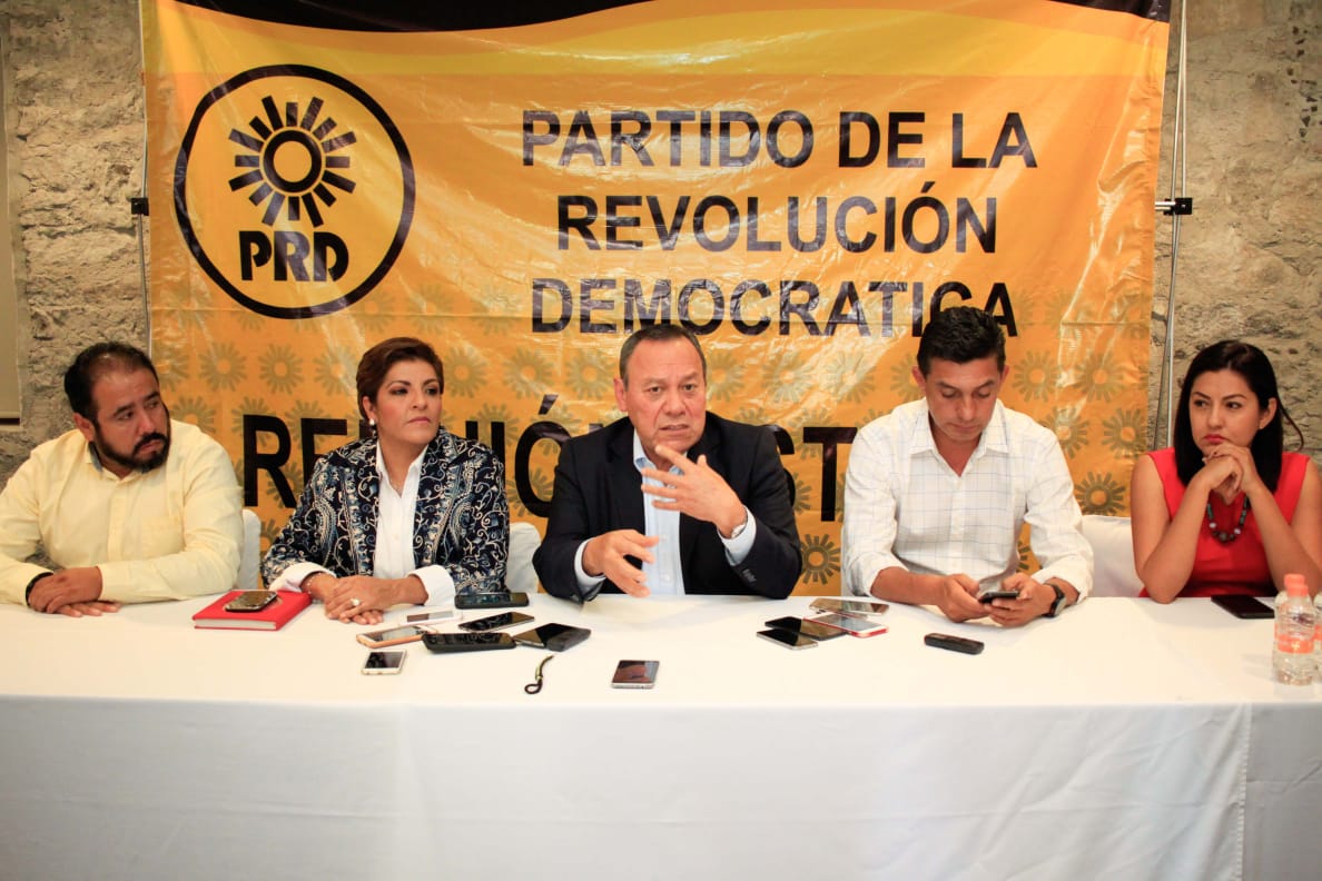 Jesús Zambrano de la nueva izquierda del PRD en conferencia de Prensa en Puebla (Miguel Romero)