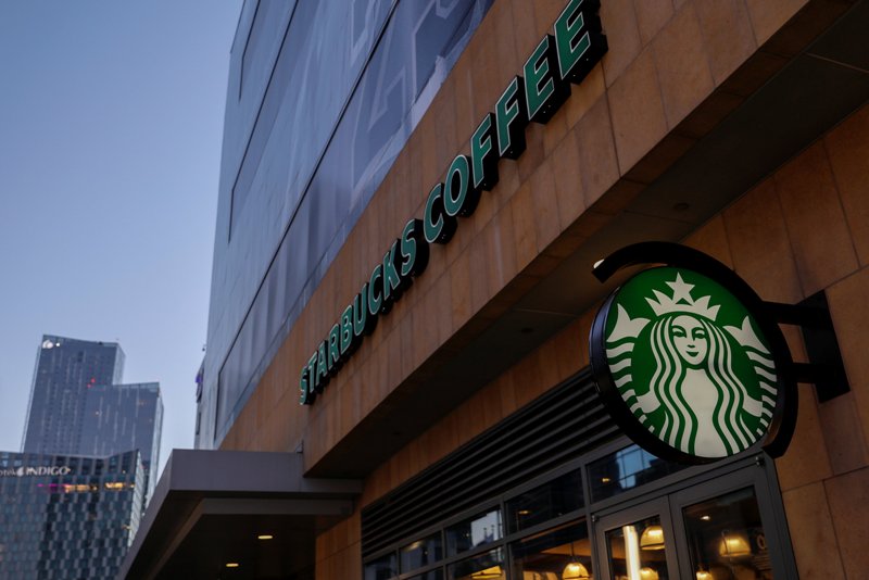La cadena Starbucks.