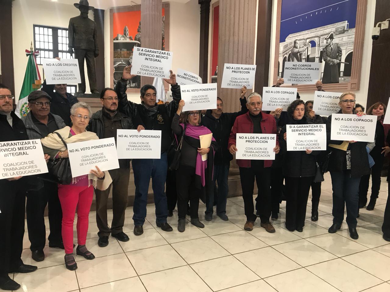 Los maestros se plantaron mostrando carteles en los que expresaban su rechazo al voto ponderado. (Ana Ponce)