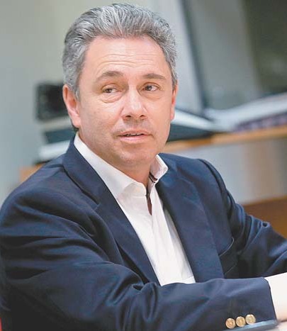 Nieto de Manuel Gómez Morin, fundador del PAN; licenciado en Derecho por la Universidad Iberoamericana; precandidato a la presidencia municipal de Naucalpan de Juárez, Edomex, en el 2000; director de Radio, Televisión y Cinematografía en la Segob.