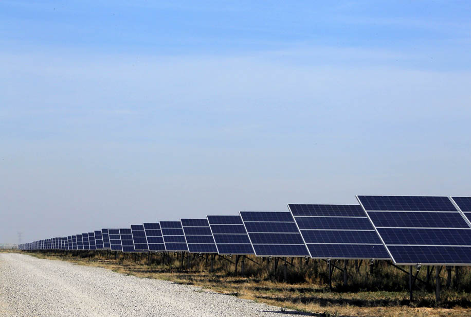El panel de la Energía Solar Fotovoltaica es realizado por Francisco García García de la empresa GRS. (Manuel Guadarrama)