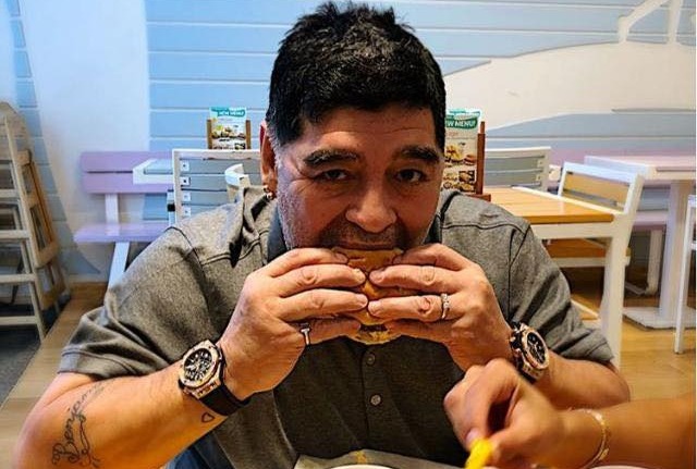 'El Pelusa' aprovechó la oportunidad para comer una hamburguesa. (Especial)