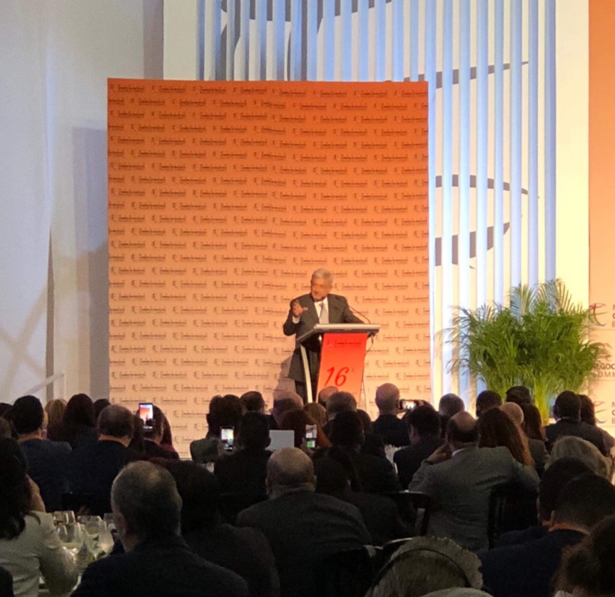El presidente electo, Andrés Manuel López Obrador, en la Cumbre de Negocios (Foto: @cumbrenegocios)