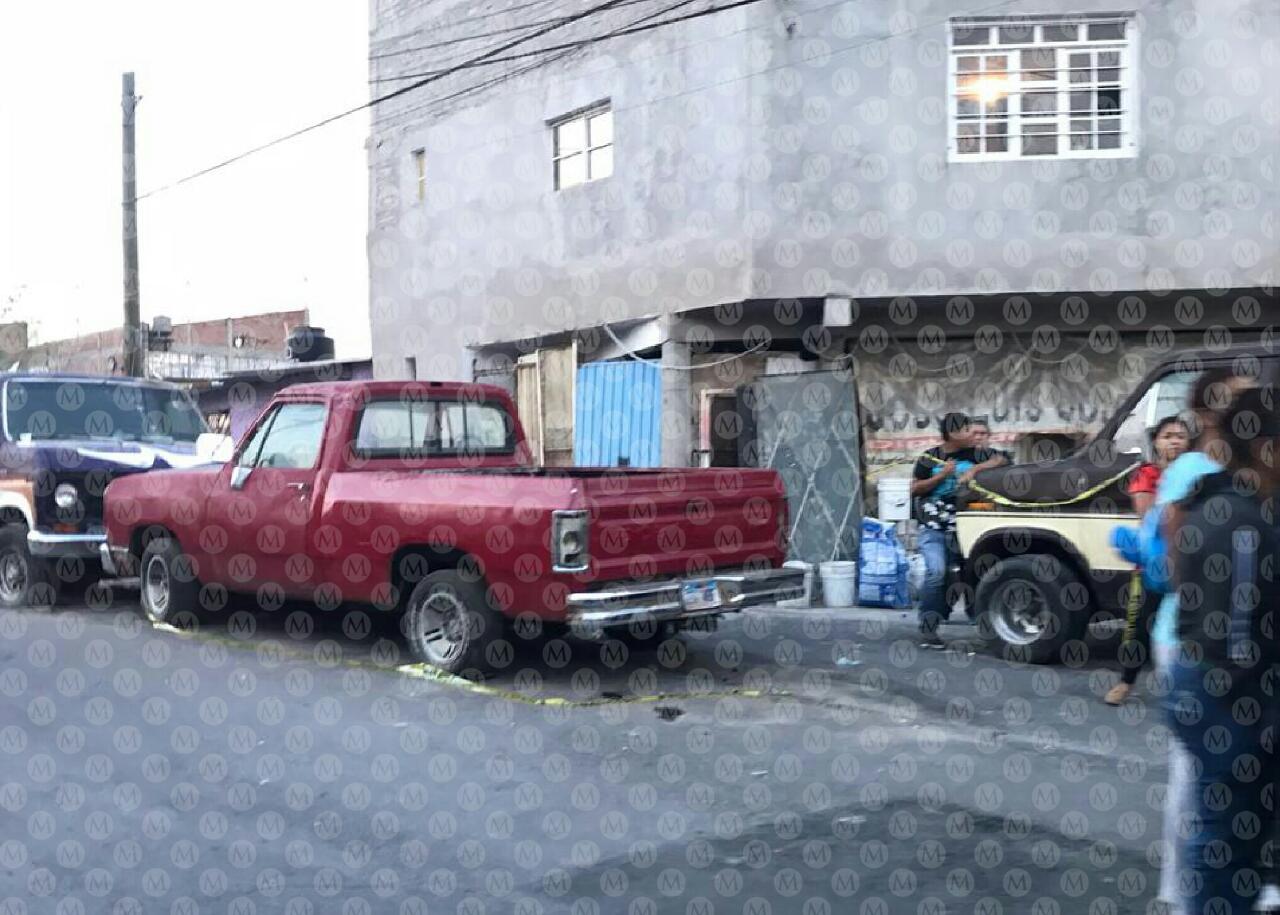 El cuerpo fue retirado del vehículo en calidad de desconocido. (Jorge Becerril)