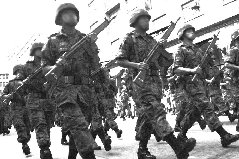 Han pasado décadas y aún se escucha la historia del contingente militar que marcha por Gómez Palacio. (Especial)