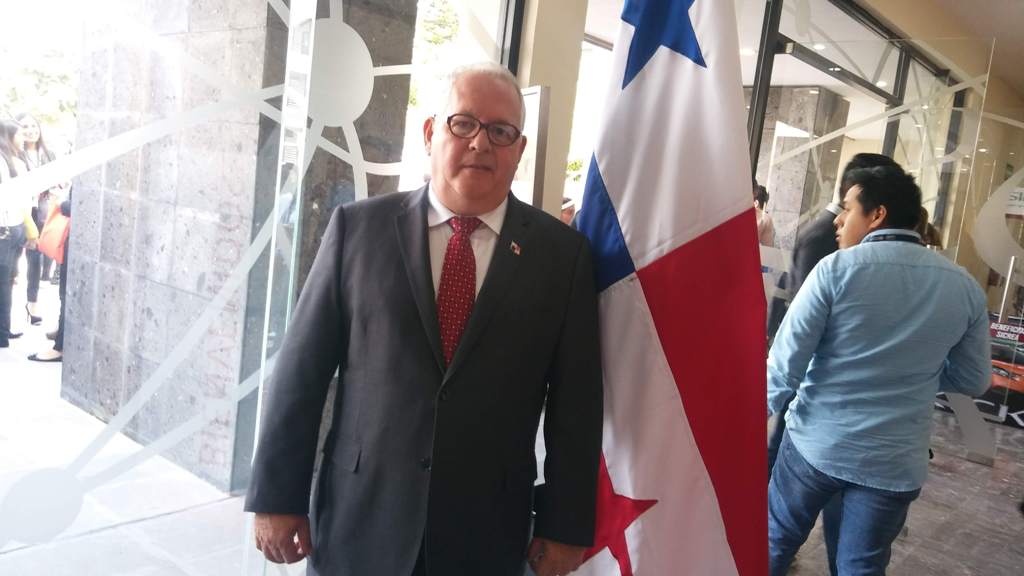 El embajador de Panamá en México Manuel Ricardo Pérez González.