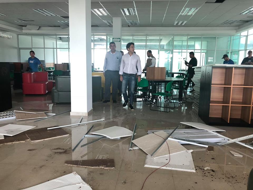 El funcionario detalló que algunos planteles resultaron dañados. (José Luis Pérez)